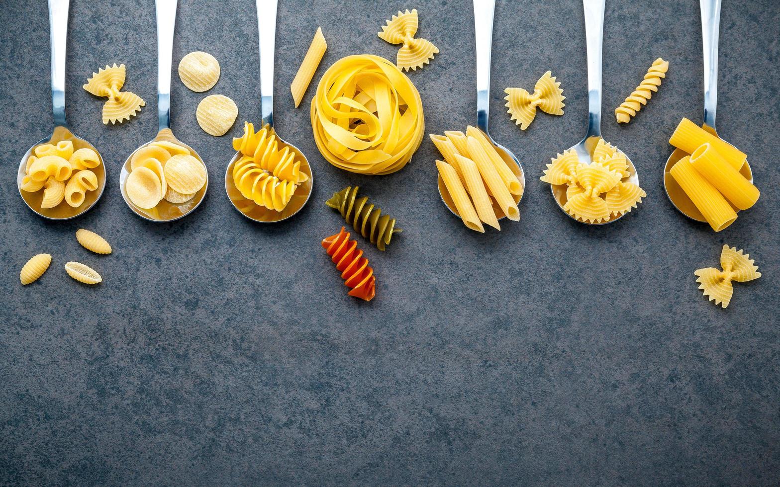 pastas en cucharas de plata foto