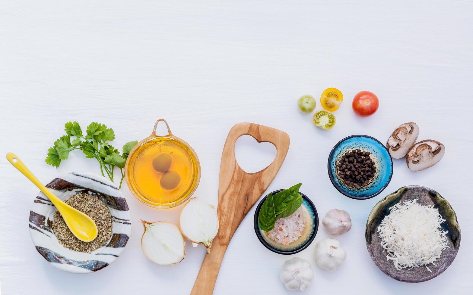 ingredientes frescos para un plato italiano foto