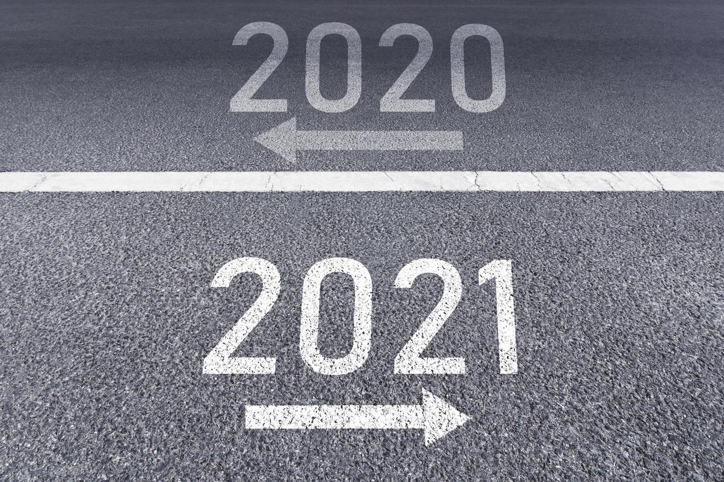 el número 2020 y 2021 escrito en el camino foto