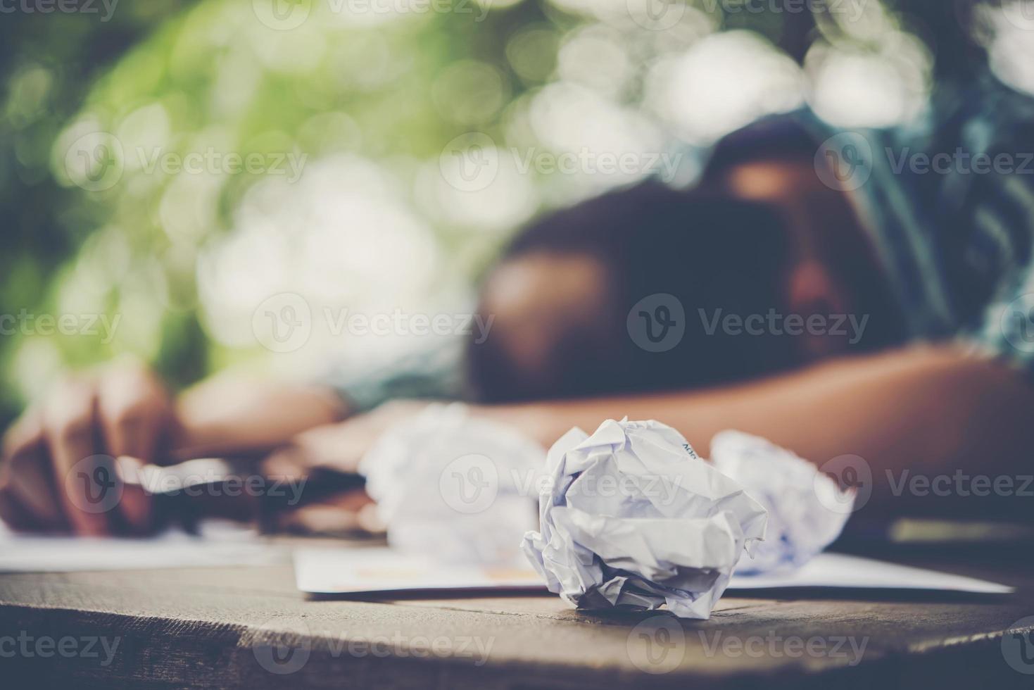 hombre de trabajo cansado durmiendo en el lugar de trabajo foto