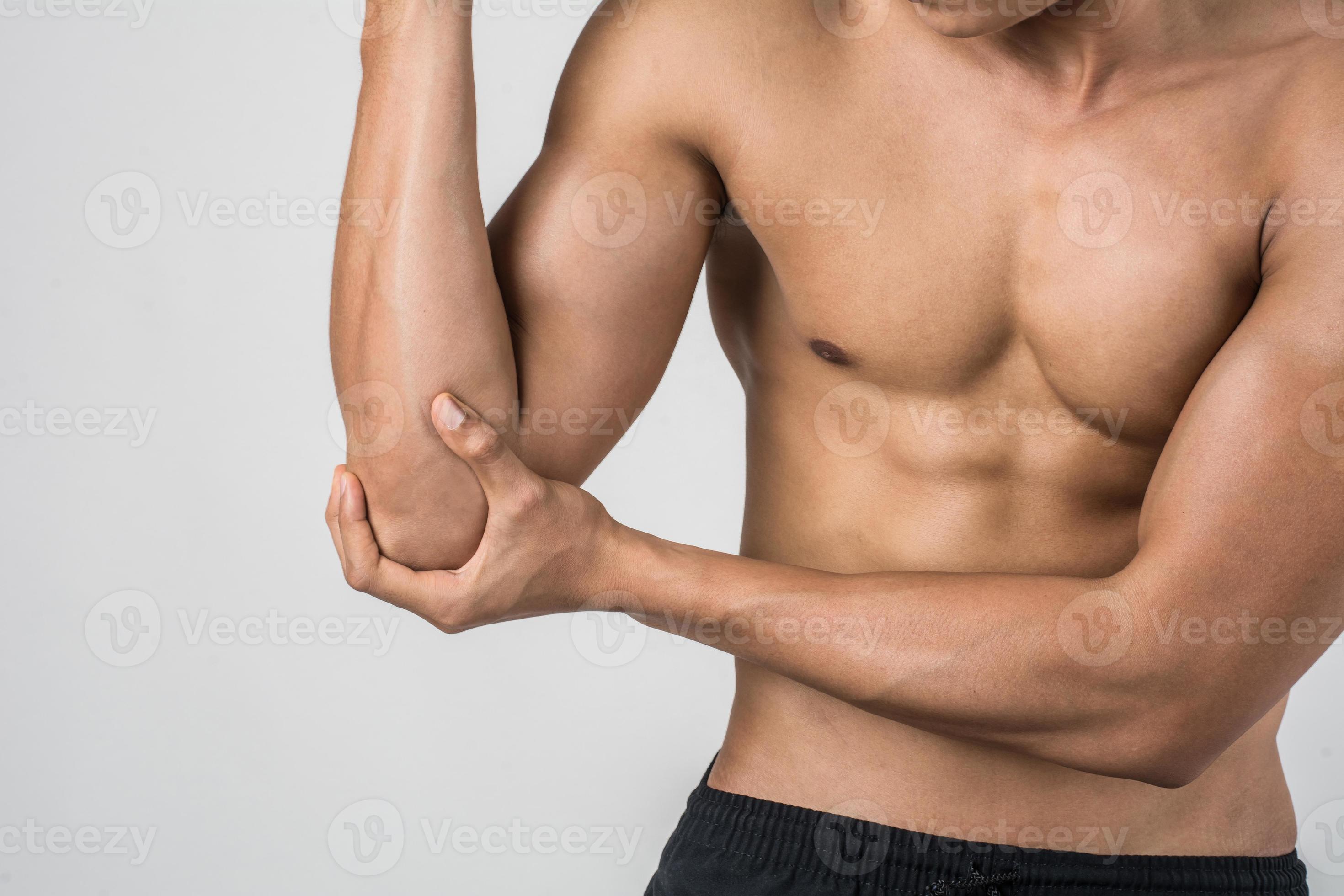 Retrato de un hombre musculoso con dolor en el codo aislado sobre fondo blanco. foto
