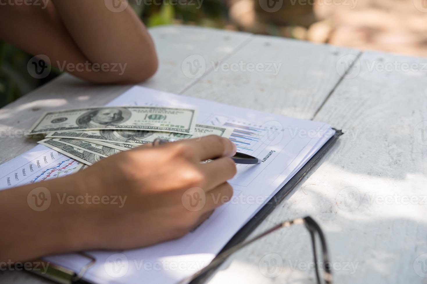 mujer haciendo contabilidad foto