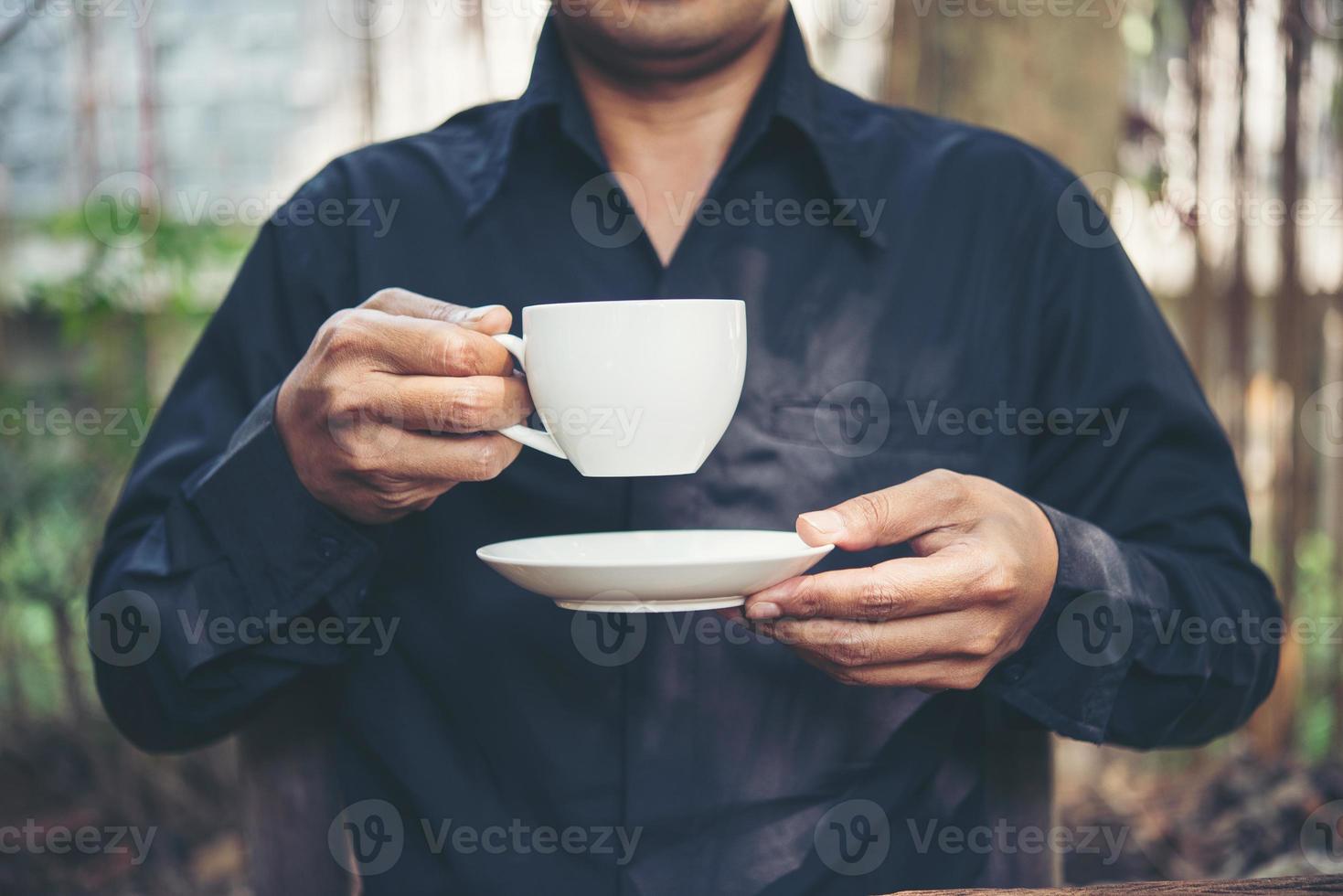 empresario tomando un café al aire libre foto