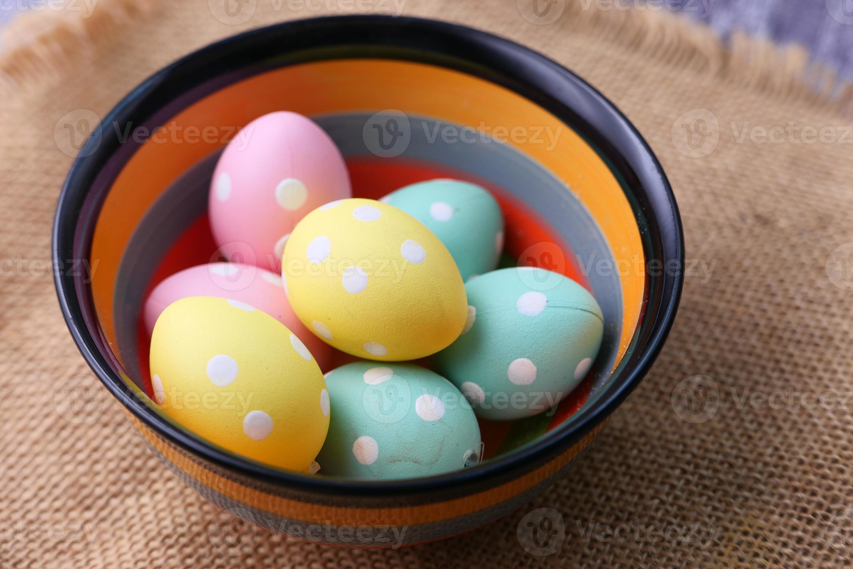 huevos de pascua en un tazón foto