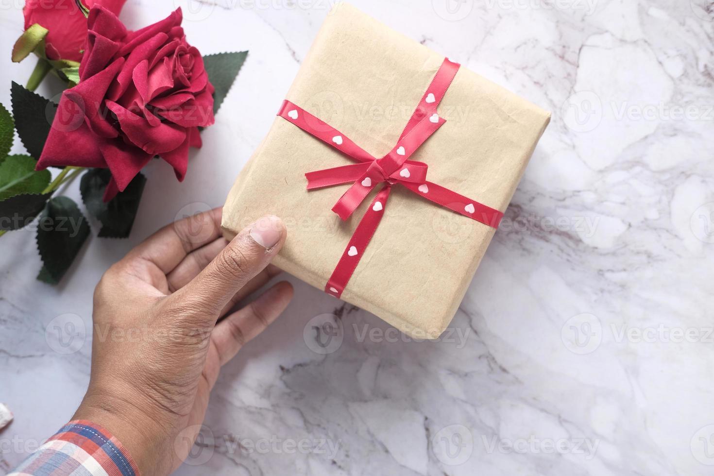 Vista superior de una caja de regalo con papel de regalo de corazón foto