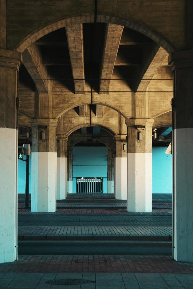 Arquitectura de columnas en la ciudad de Bilbao, España foto