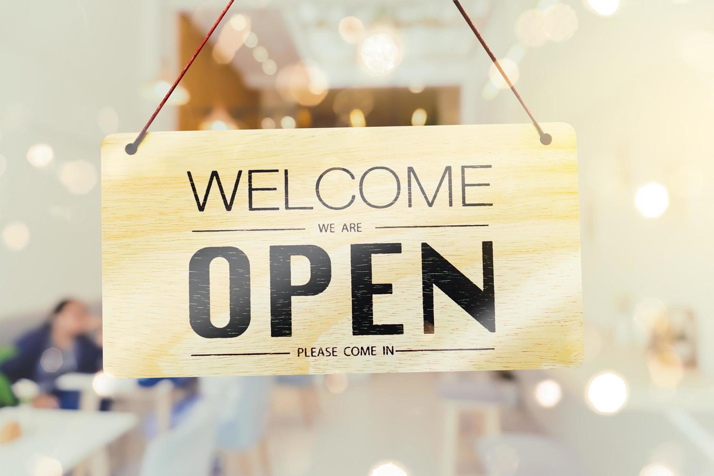 un letrero comercial que dice abrir en la puerta en la entrada foto