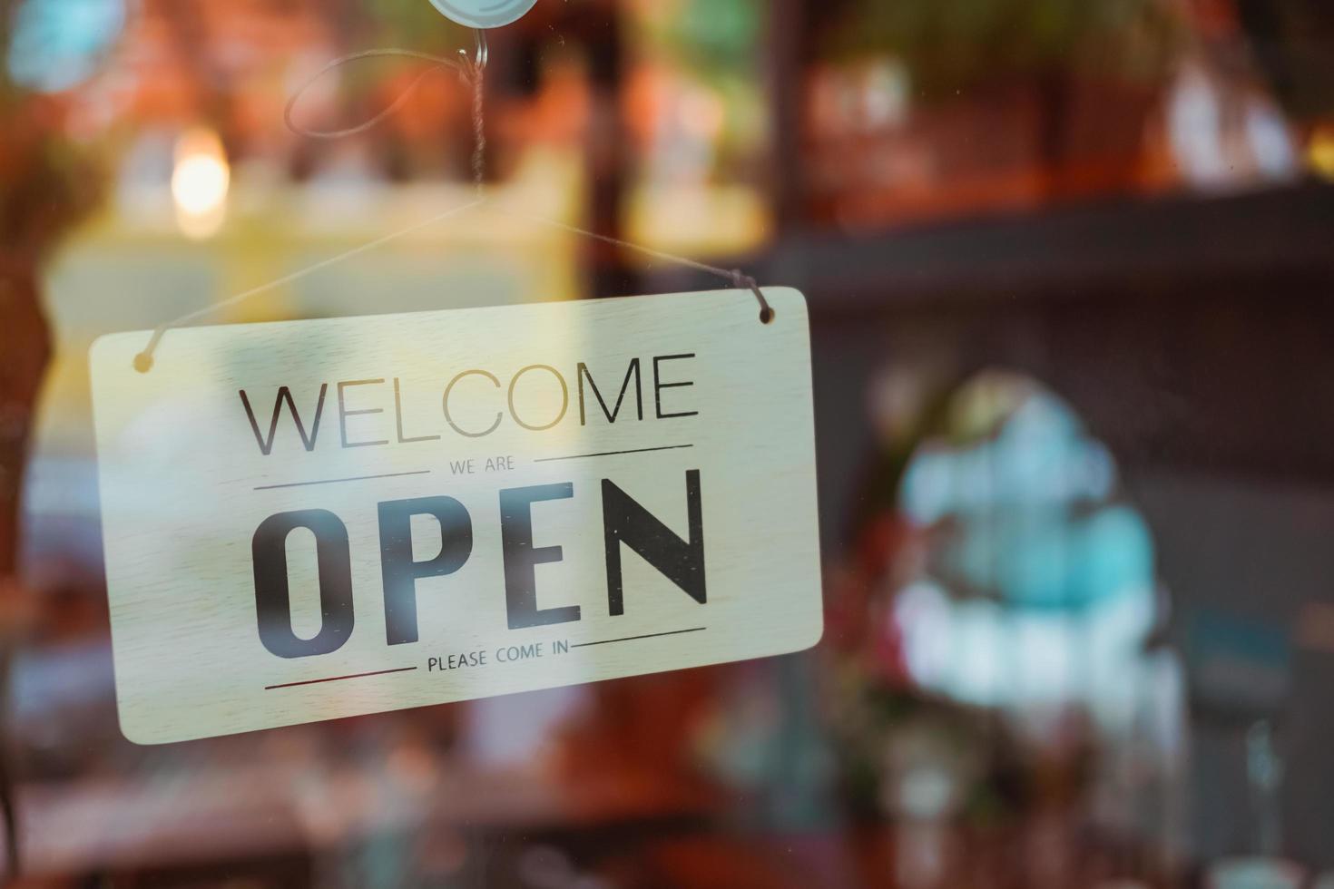 un letrero comercial que dice abrir en la puerta en la entrada foto