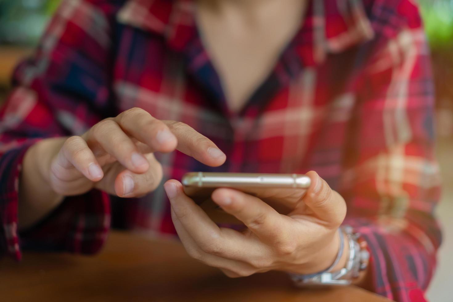 persona que usa un teléfono inteligente foto