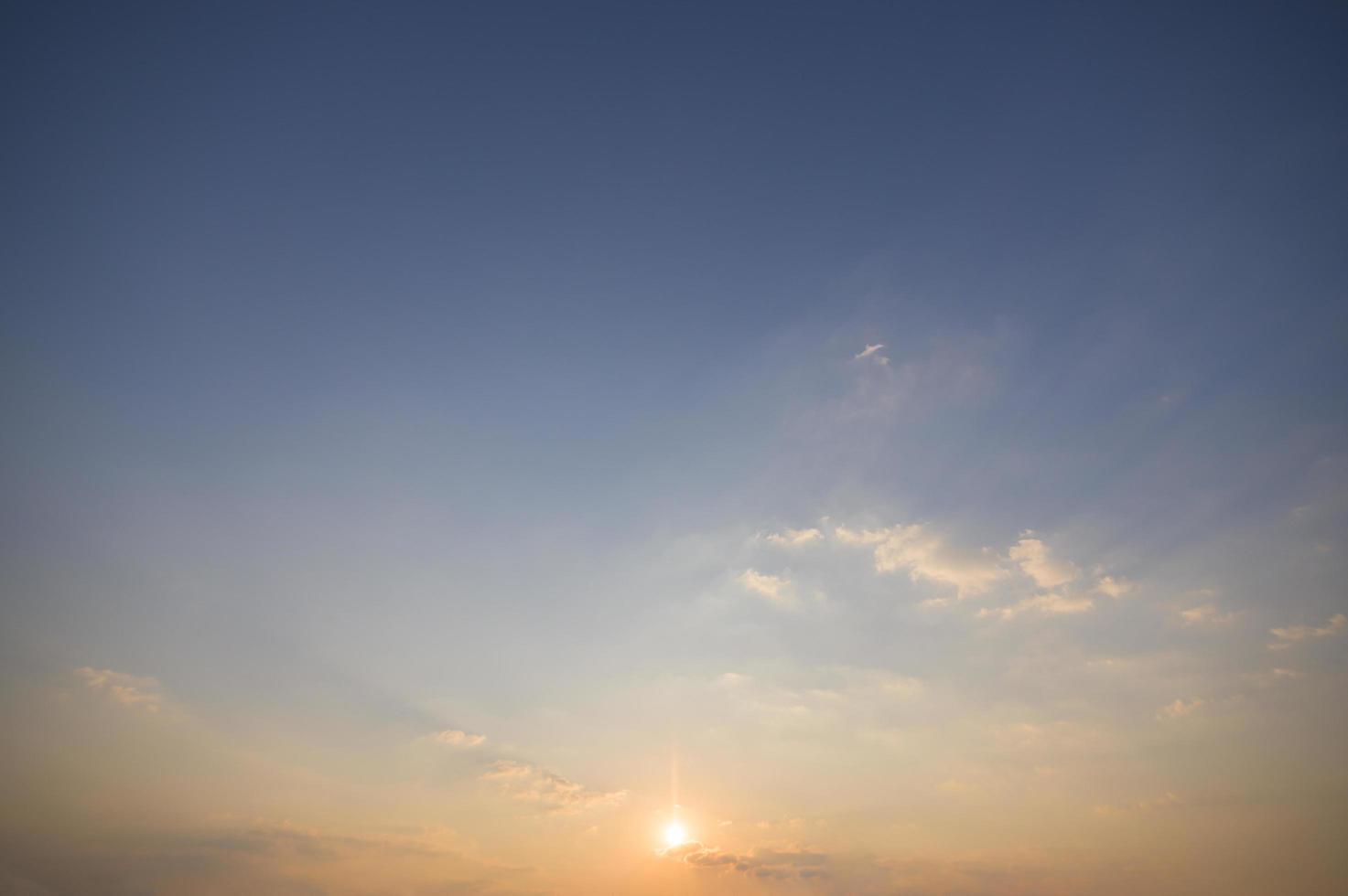 el cielo de la tarde y las nubes foto