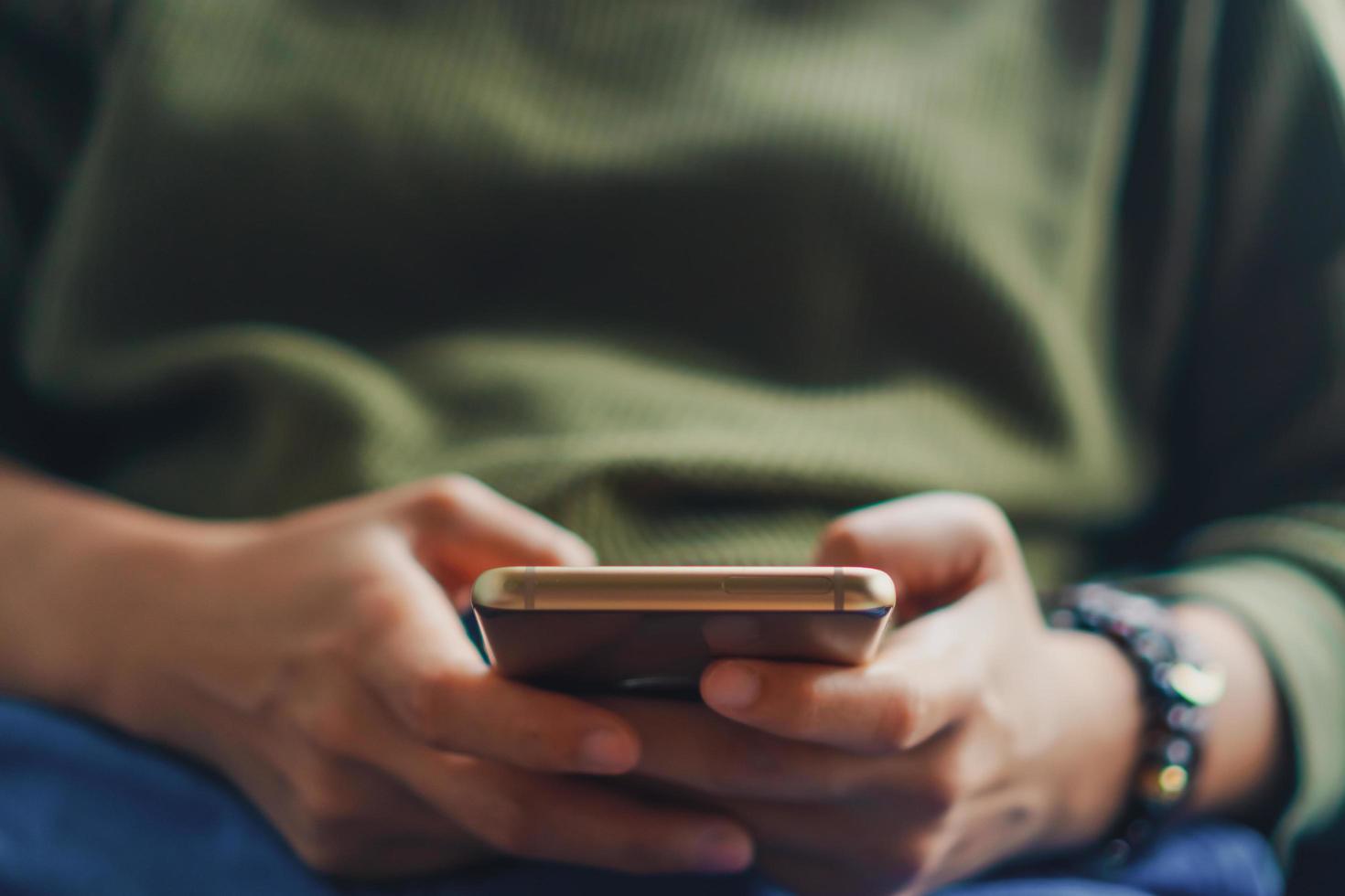 persona que usa un teléfono inteligente foto