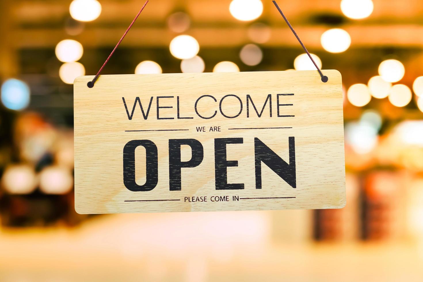 un letrero comercial que dice abrir en la puerta en la entrada foto