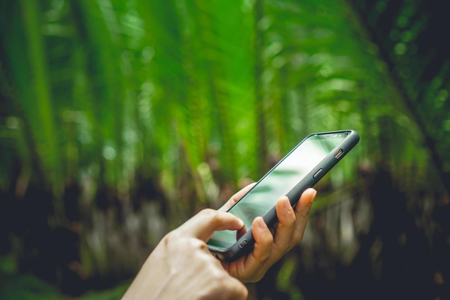 mano de mujer usando un teléfono inteligente foto