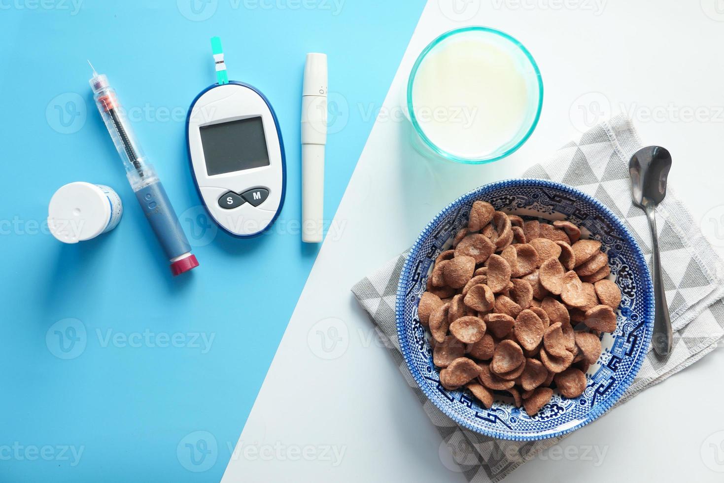 cereales y leche con insulina y herramientas para diabéticos foto