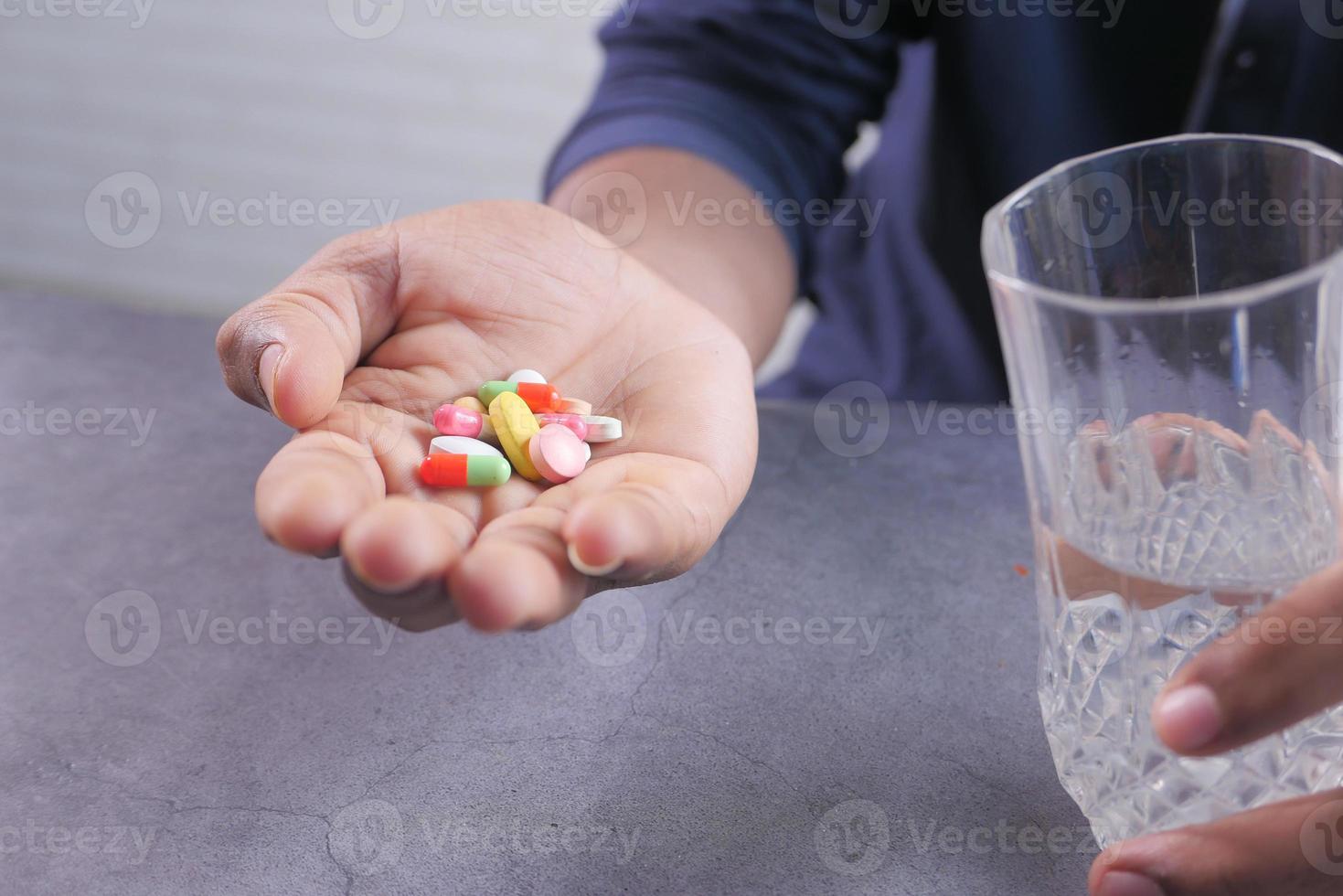 persona con un puñado de pastillas foto