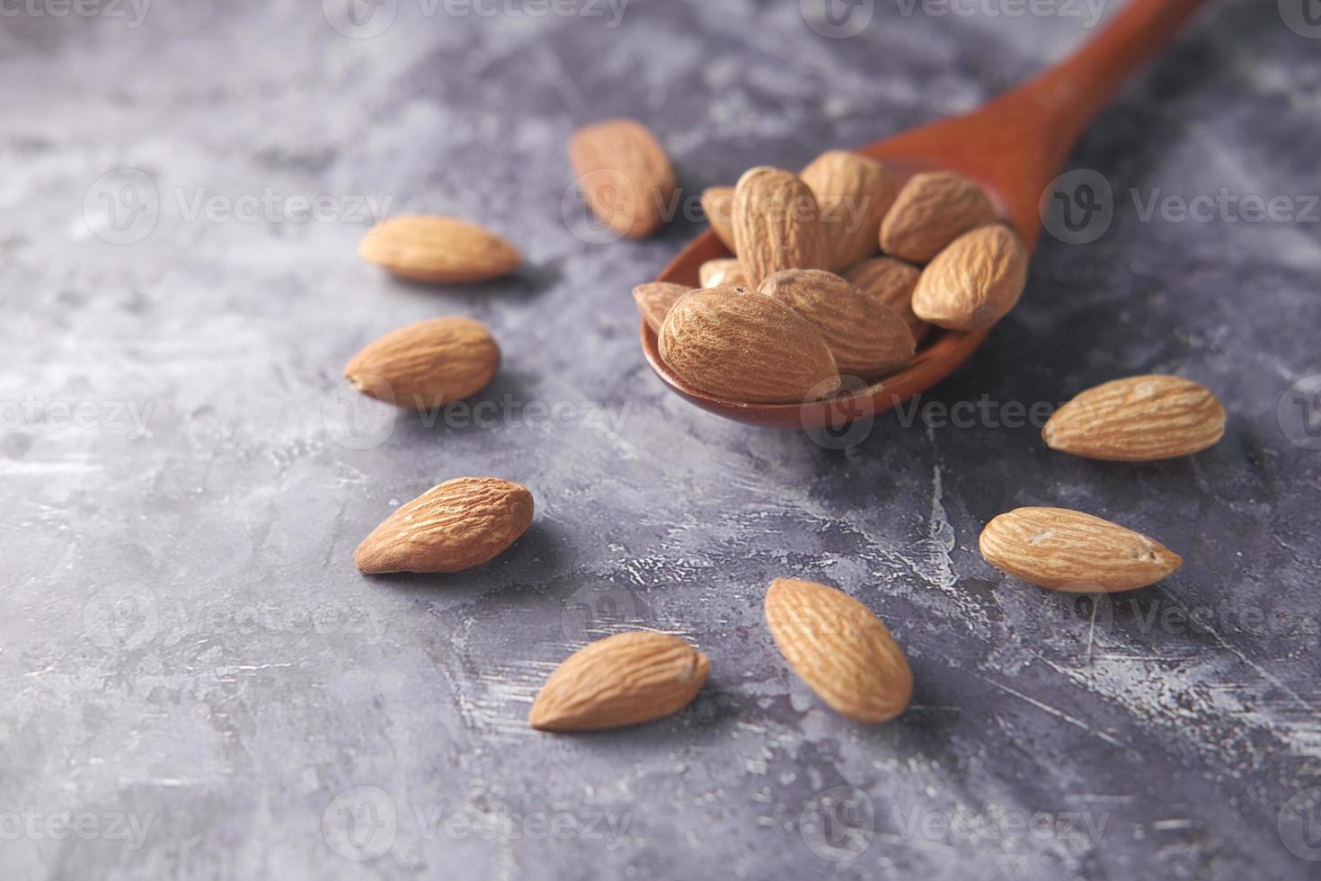 Cerca de nueces de almendra en una cuchara foto