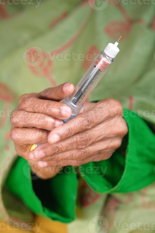 mujer sosteniendo pluma de insulina foto