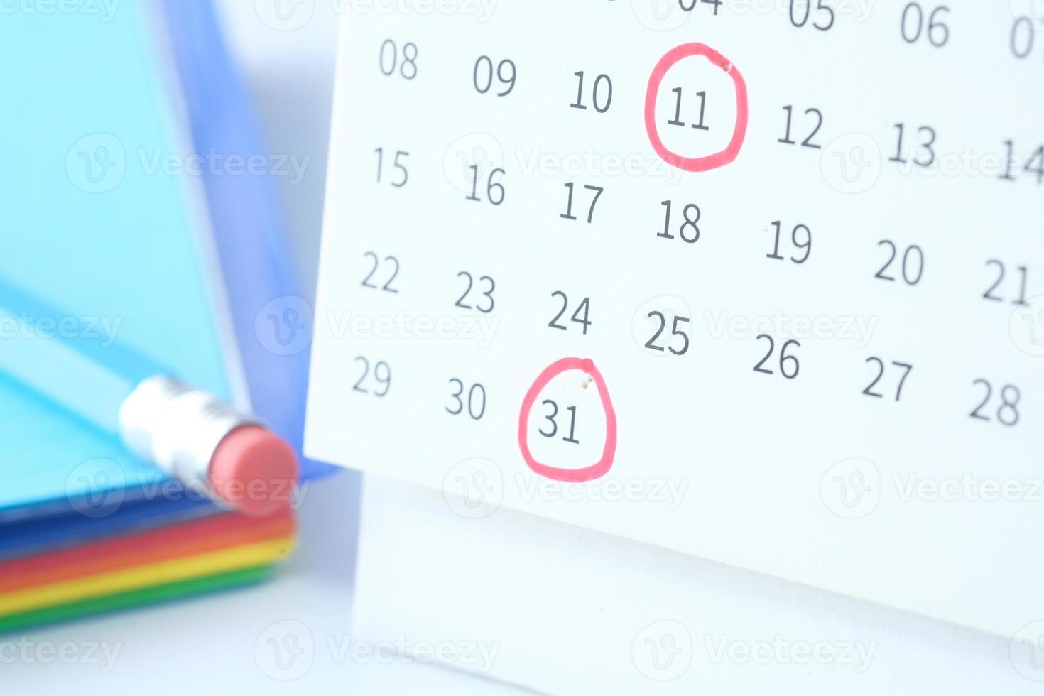 concepto de fecha límite con marca roja en la fecha del calendario foto