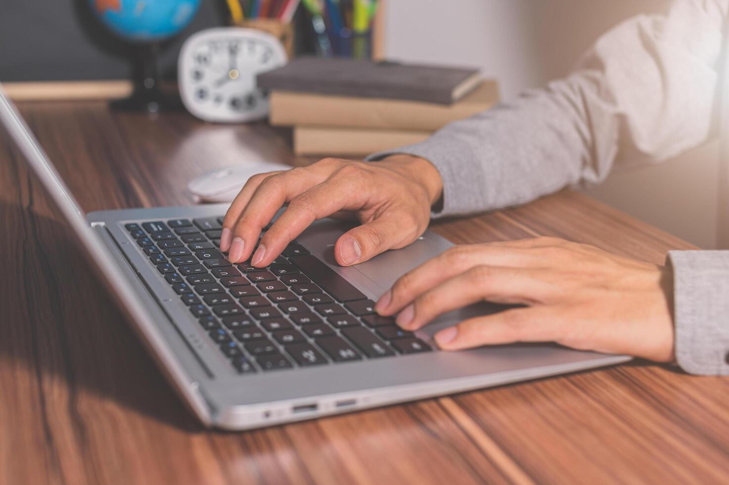 humano usando una computadora para trabajar y comunicarse foto