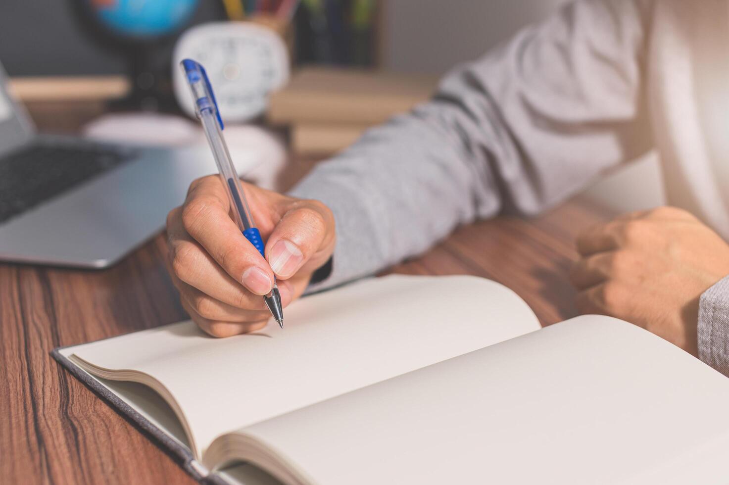 el hombre escribe un libro de recuerdos foto