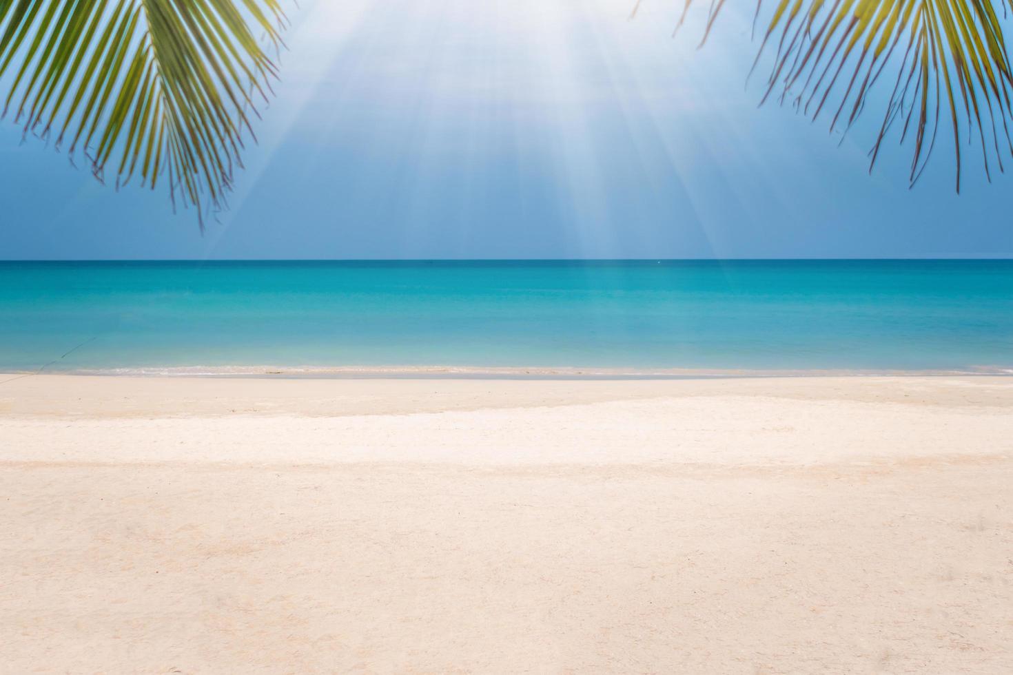 playa tropical y fondo de cielo azul foto