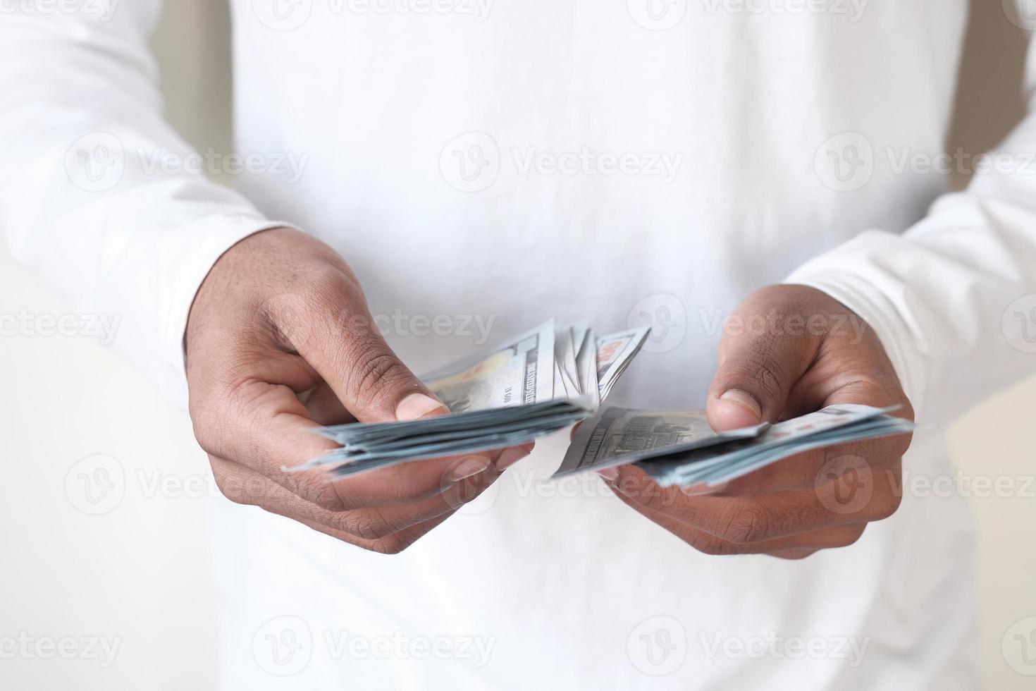 hombre contando dinero foto