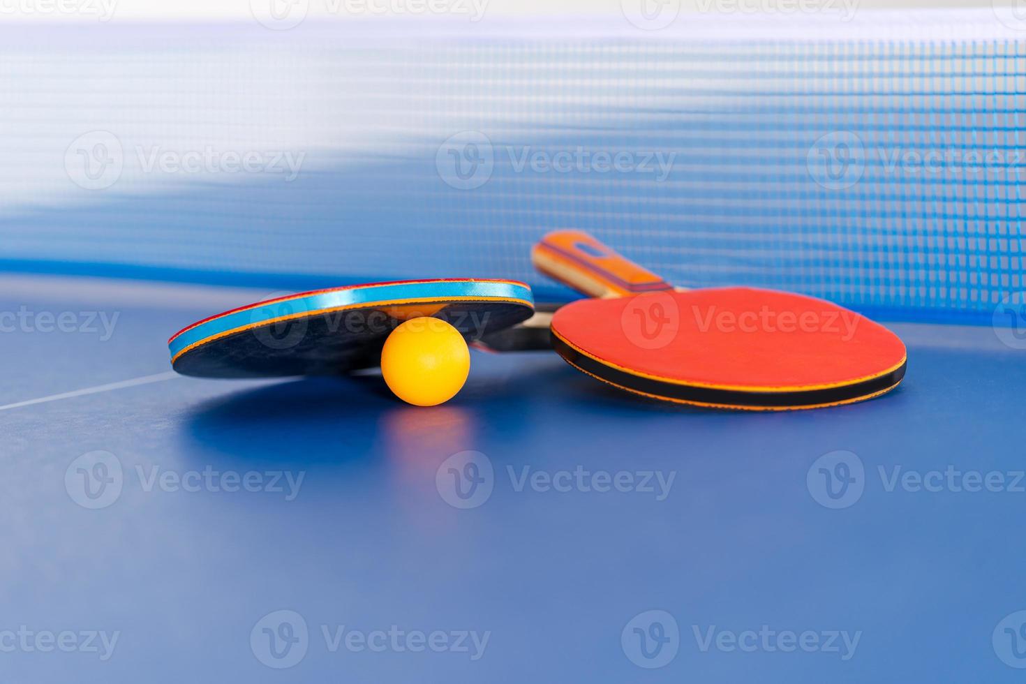 raqueta de tenis de mesa y pelota foto