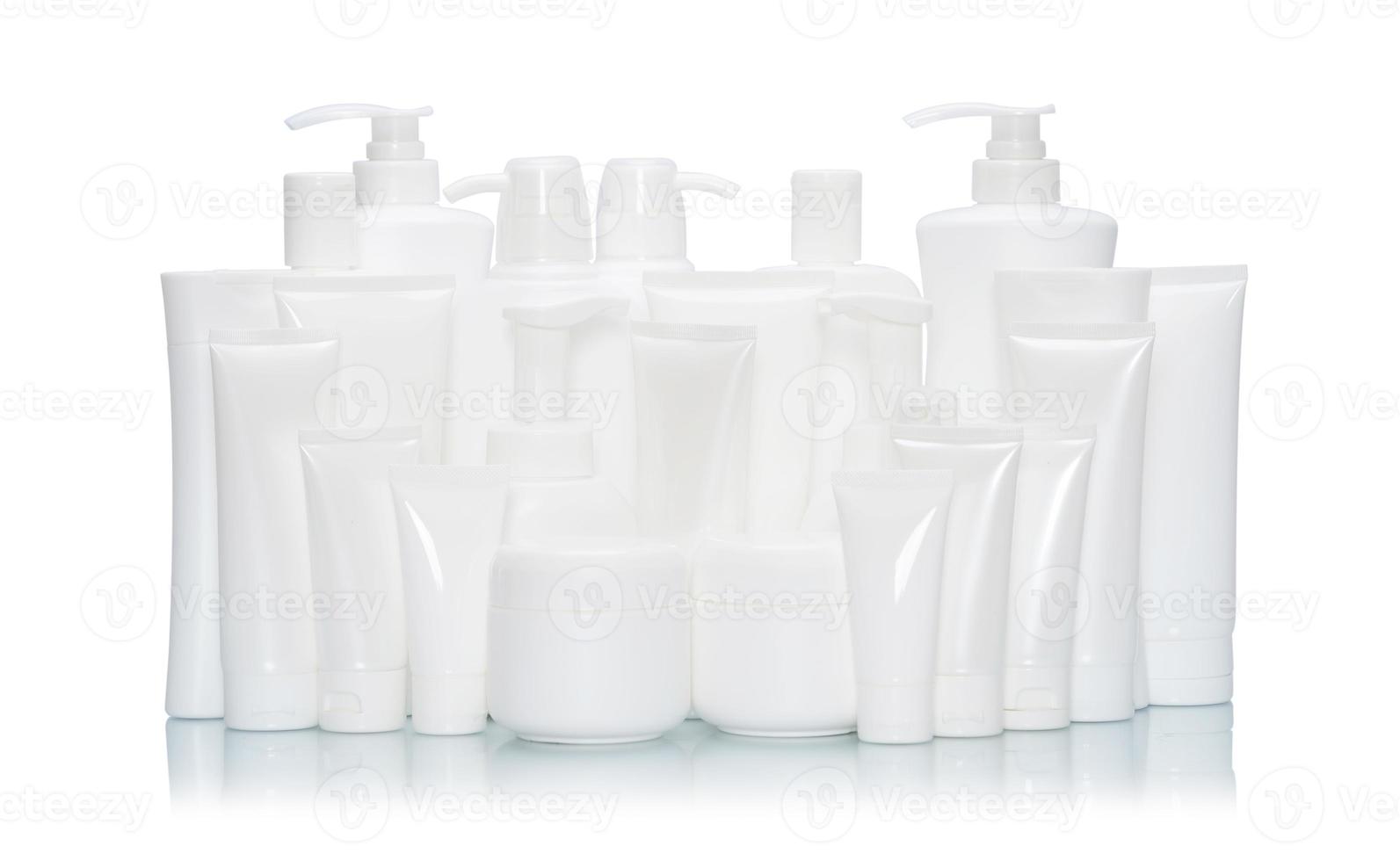 Botella cosmética blanca maqueta conjunto aislado sobre fondo blanco. foto