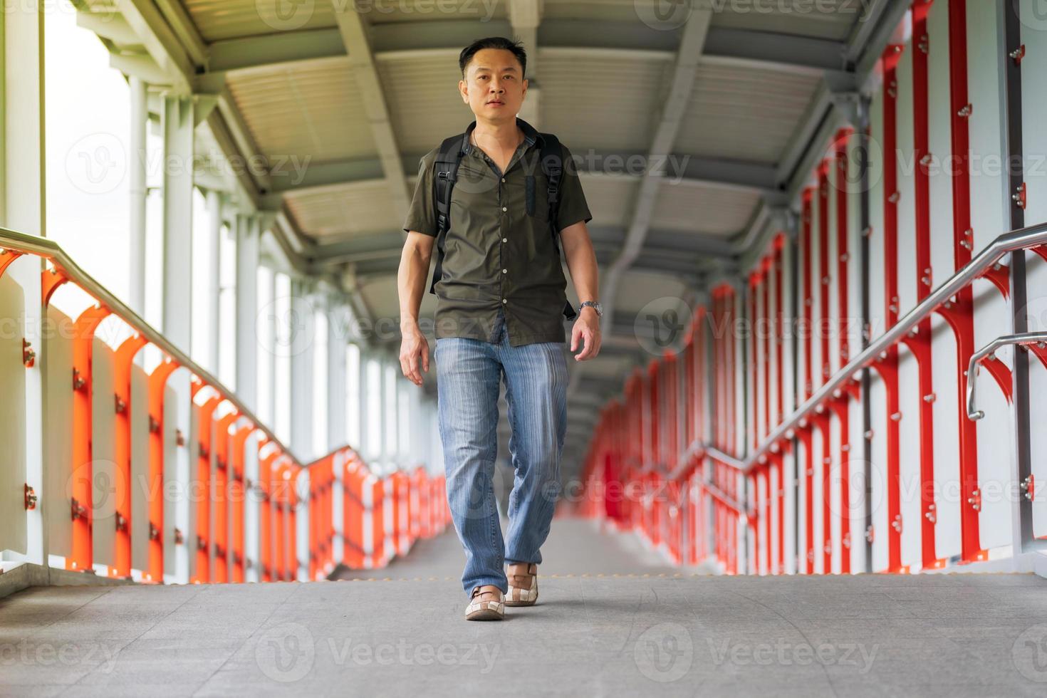 hombre asiático caminando en la ciudad foto