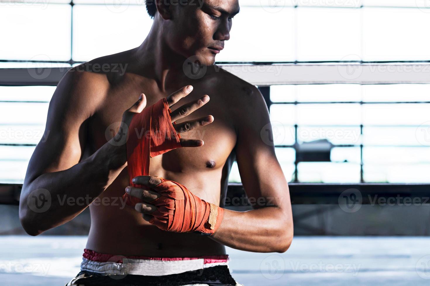 luchador atar cinta antes de la pelea, boxeo tailandés foto