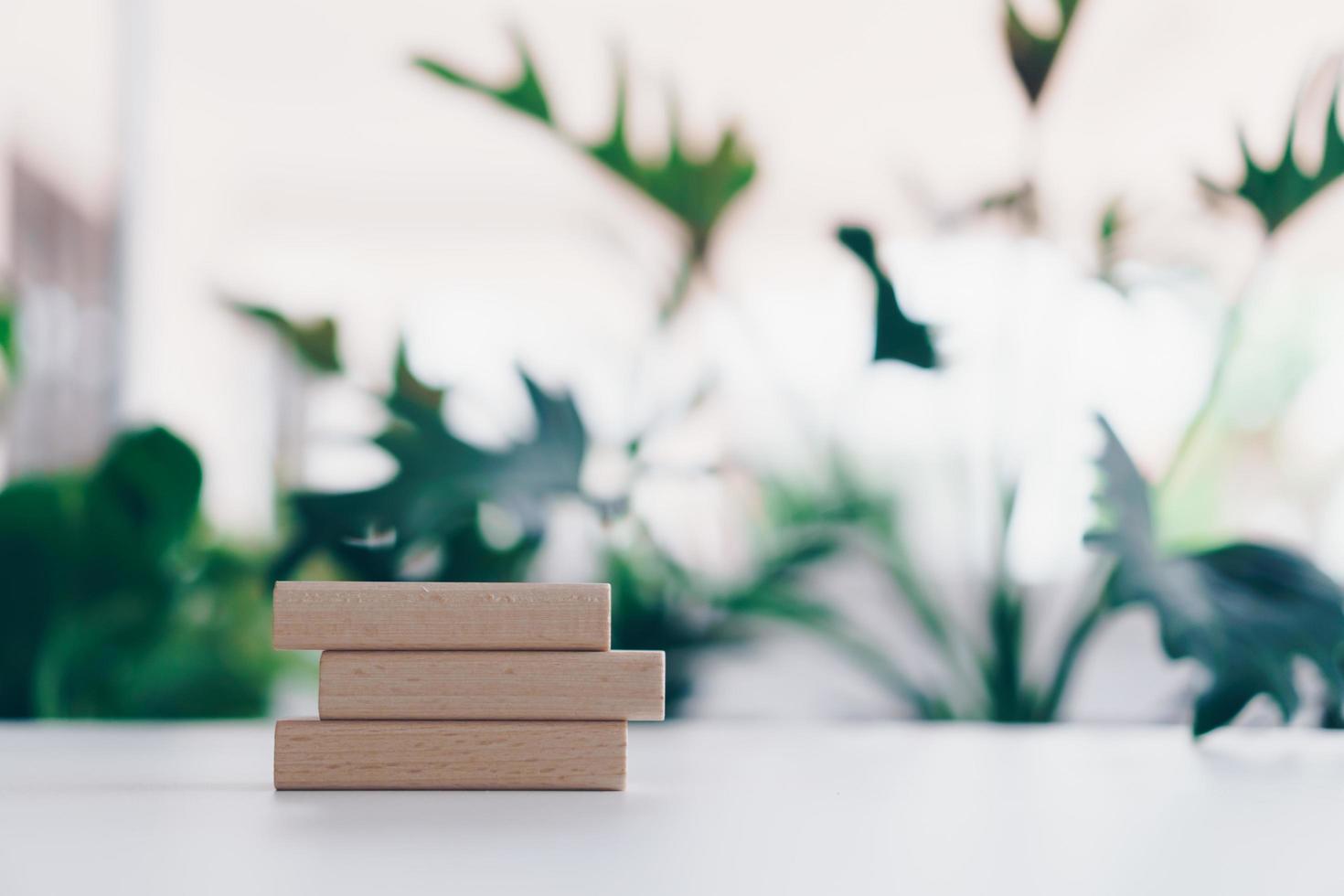 Tablas de madera en blanco con fondo de naturaleza foto