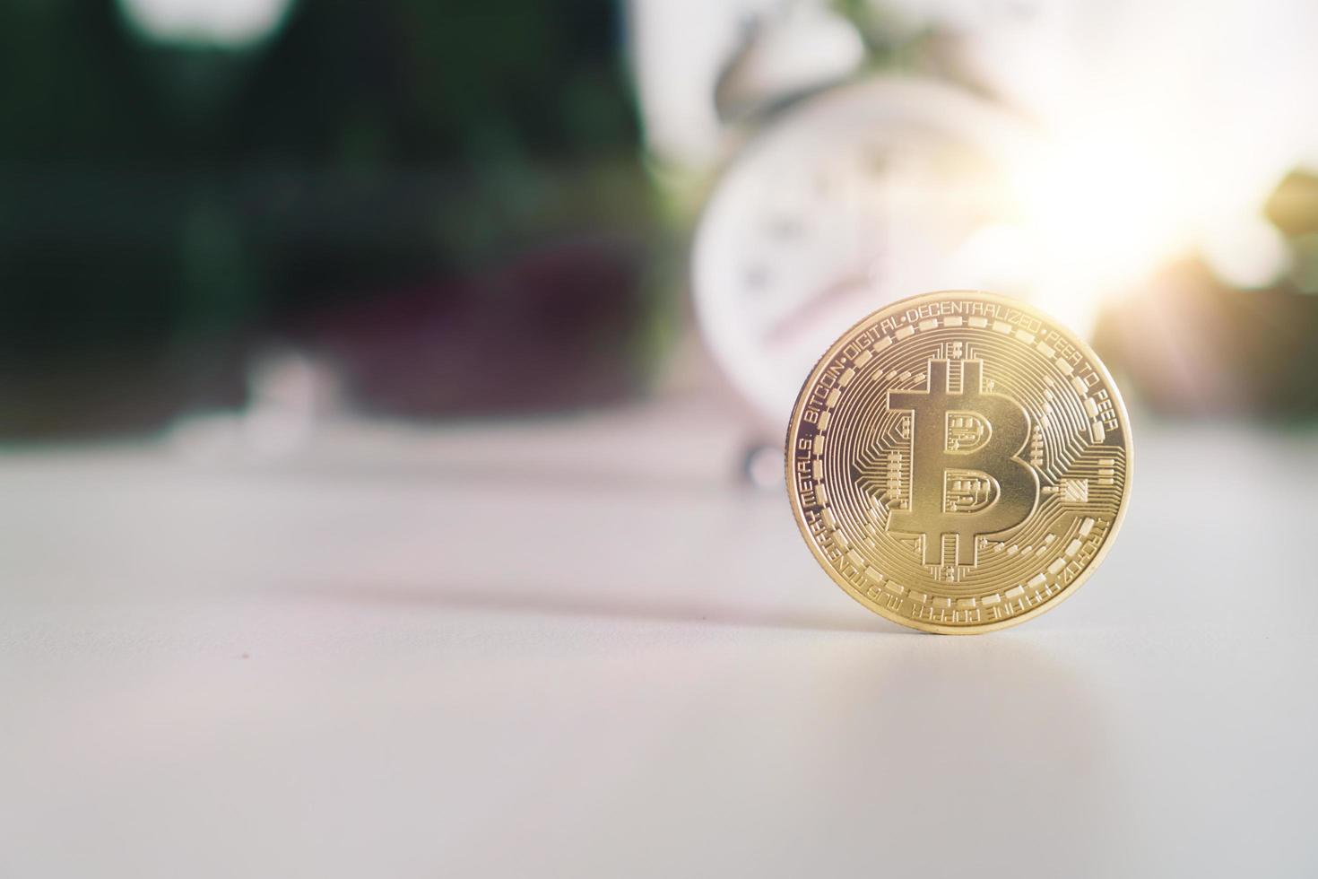 símbolo de bitcoins como criptomoneda de dinero digital con fondo de naturaleza foto