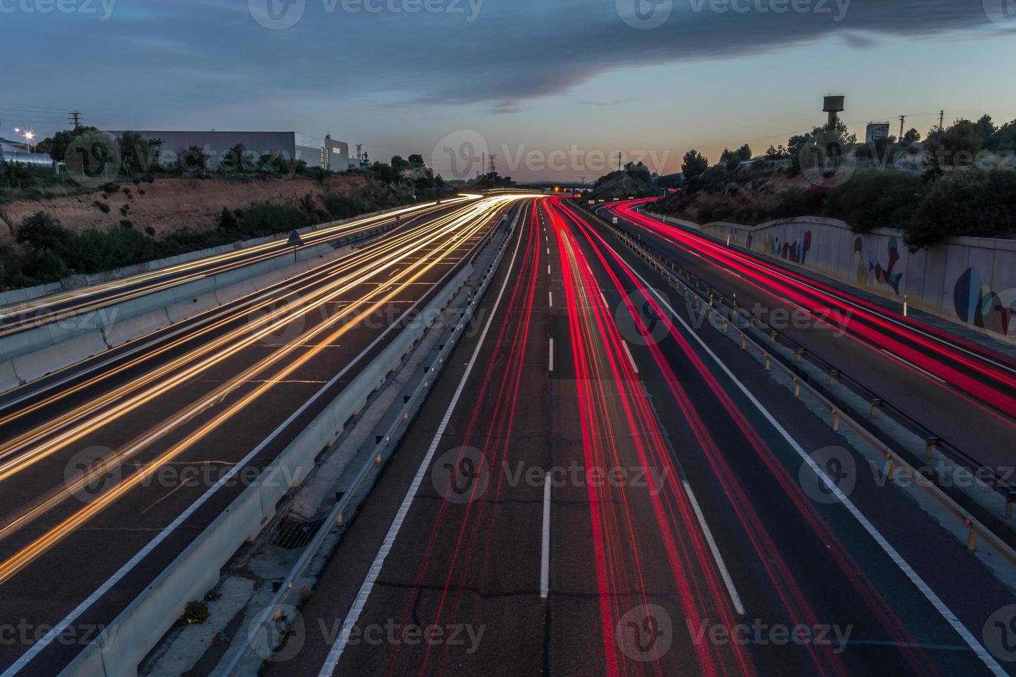 senderos de luz en la carretera foto