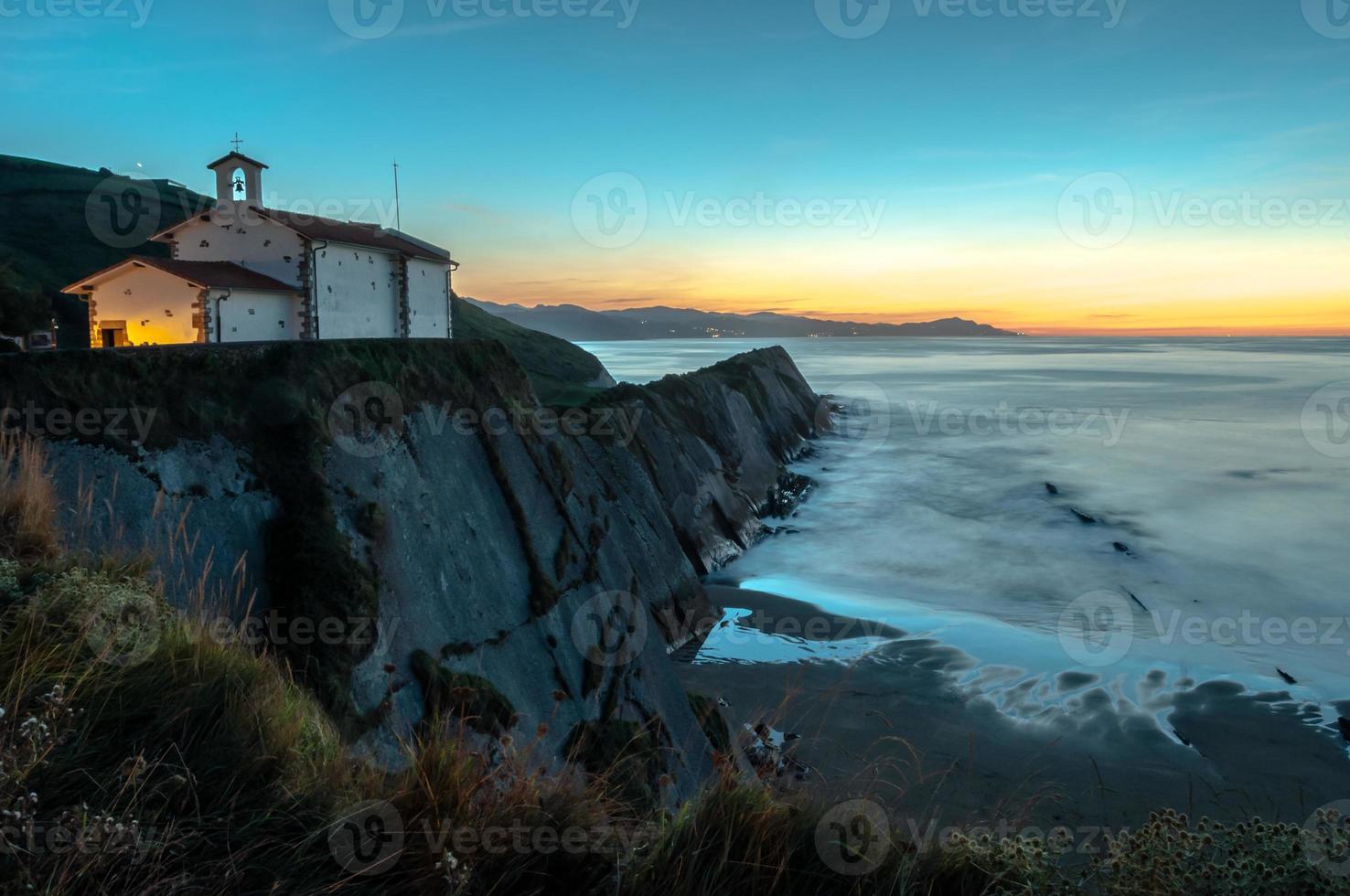 iglesia en acantilado al atardecer foto