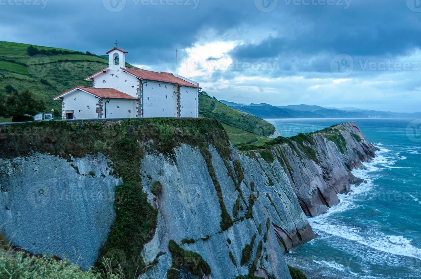 iglesia en acantilado al atardecer foto