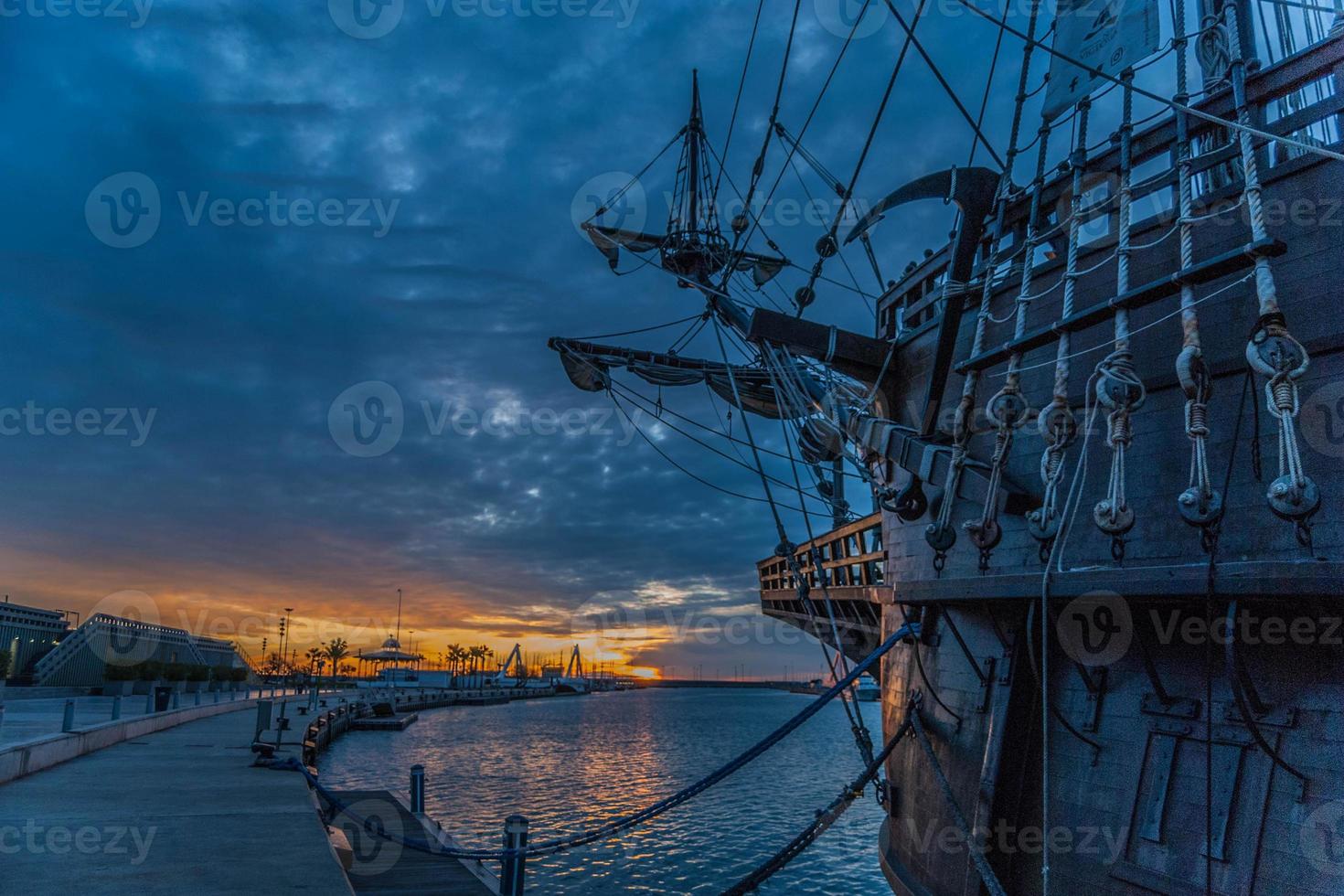 barco galeón en el puerto foto