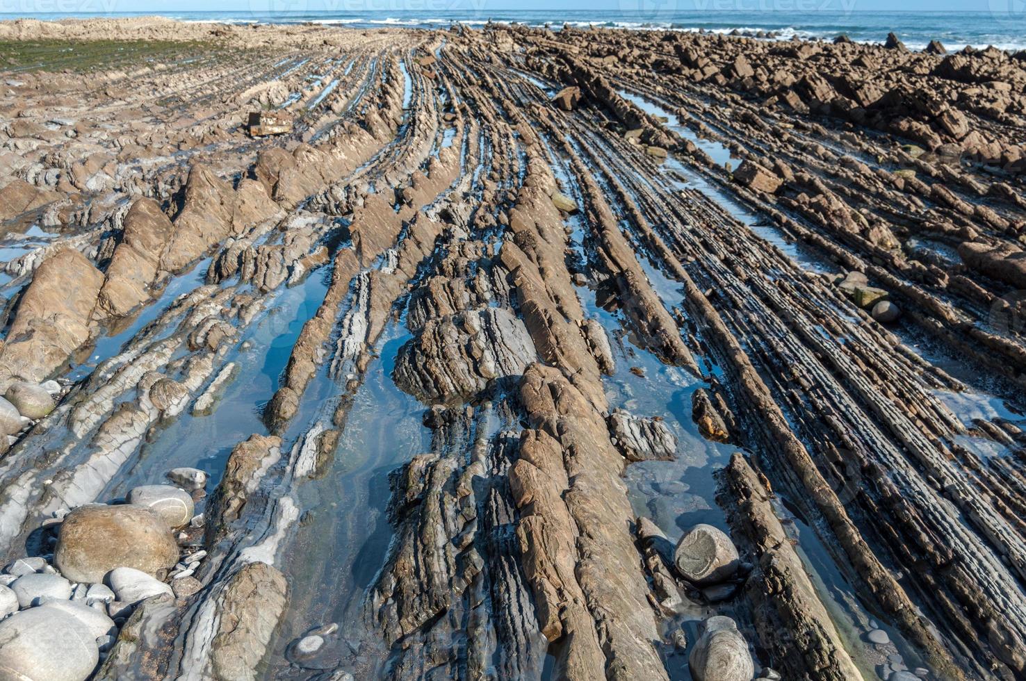 Formación rocosa flysch en zumaia, españa foto