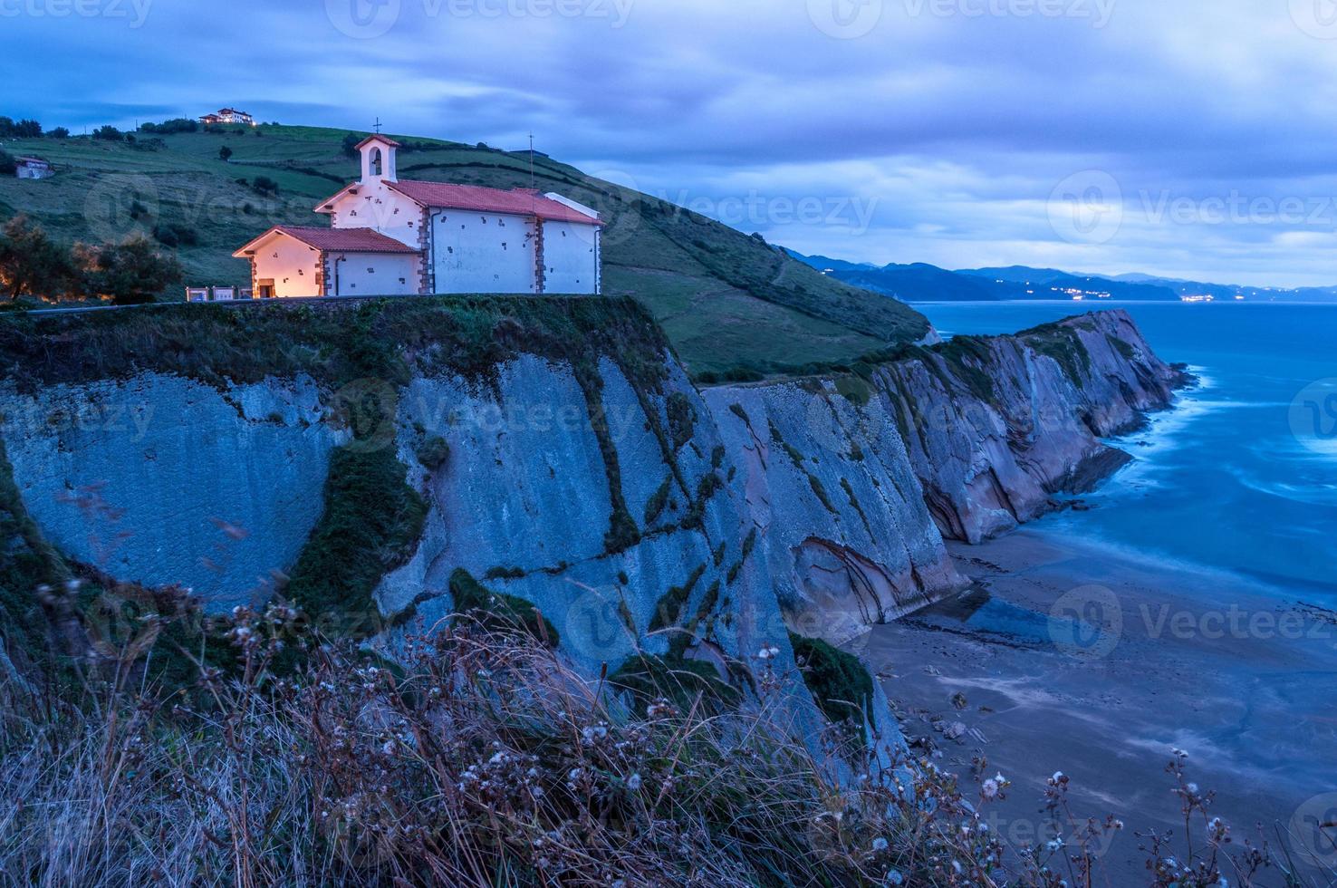 iglesia en acantilado al atardecer foto