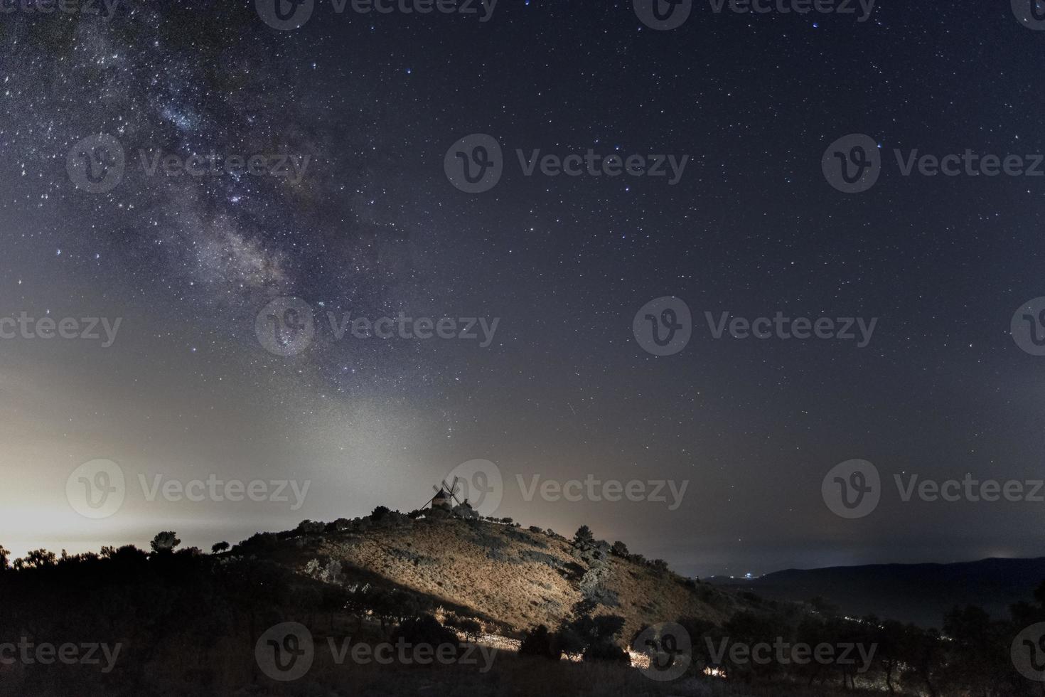 la vía láctea y el molino de viento foto