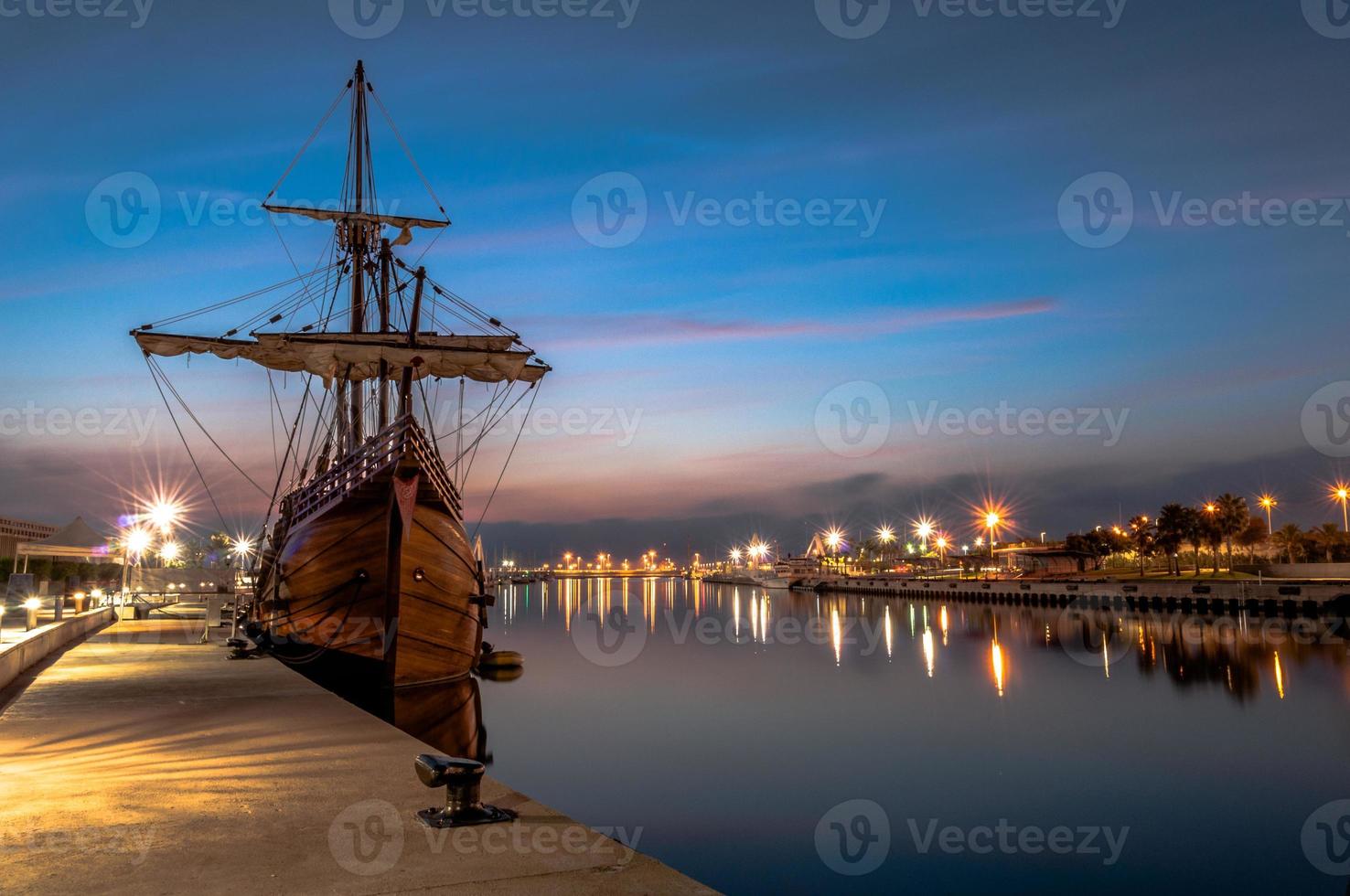 barco galeón en el puerto foto