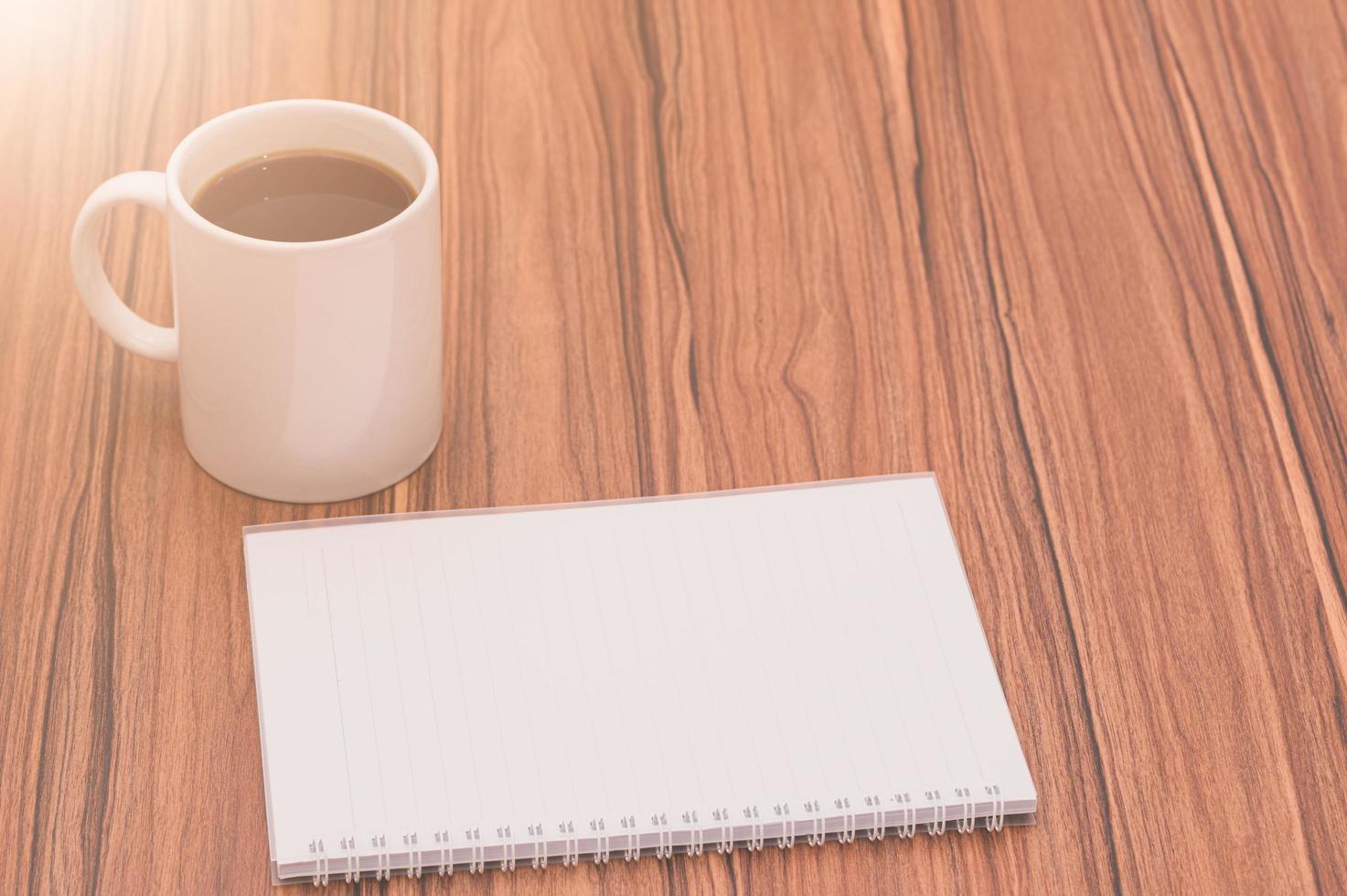 leyendo, escribiendo libros y tomando café concepto de diseño foto