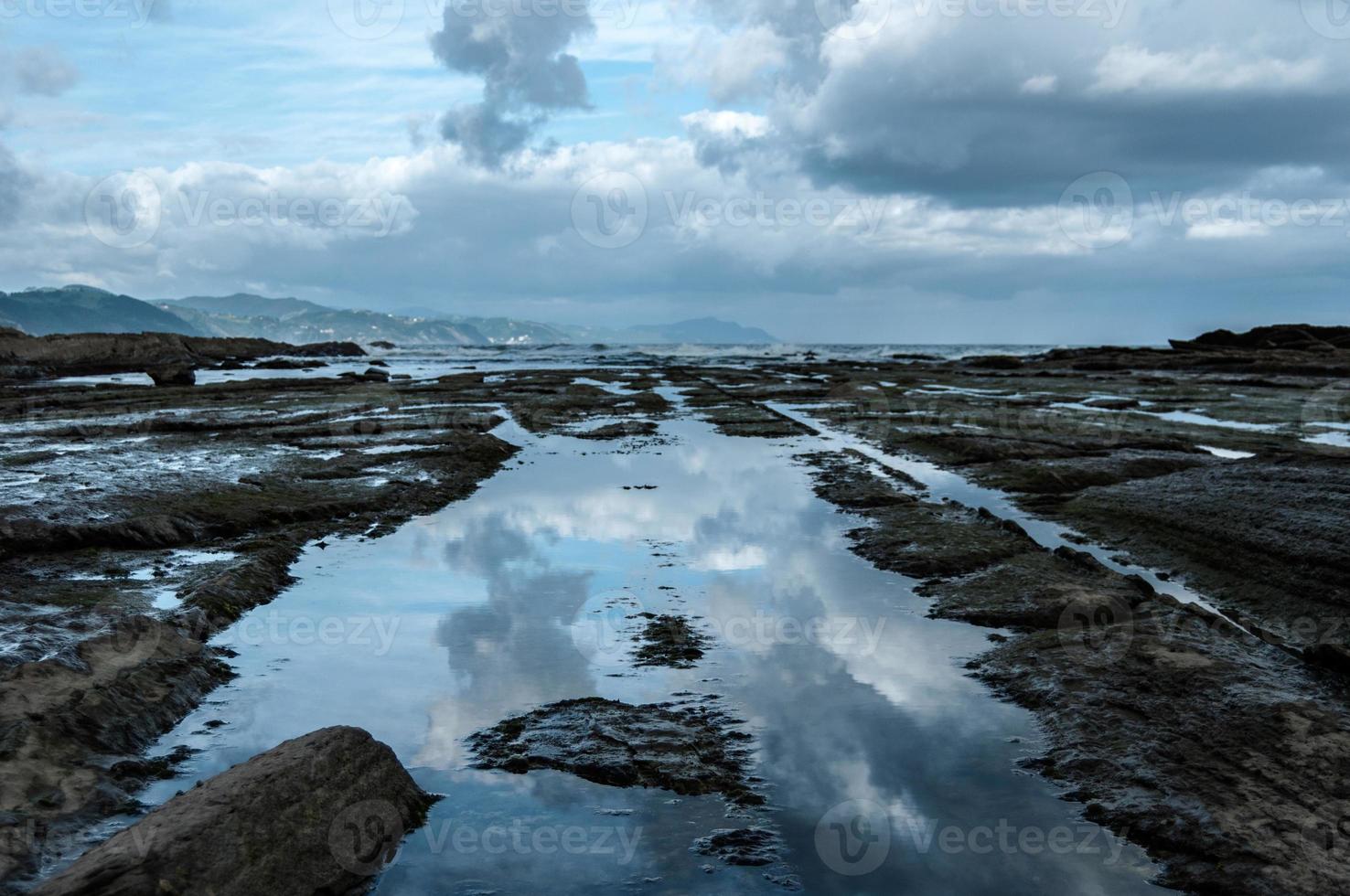 Formación rocosa flysch en zumaia, españa foto