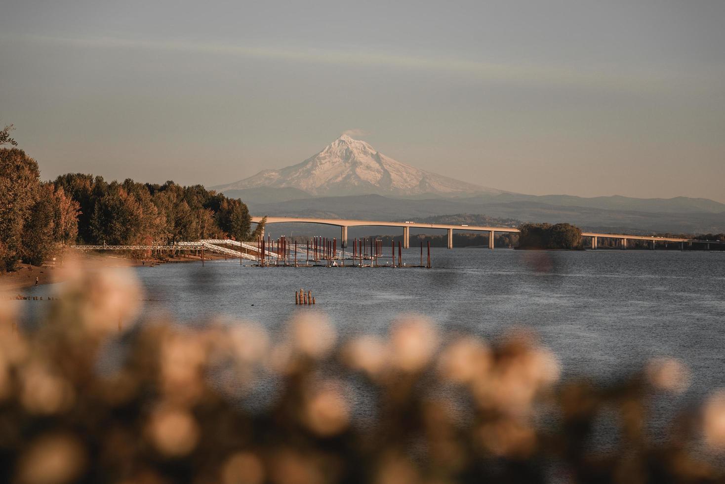 mt hood sobre el río columbia foto