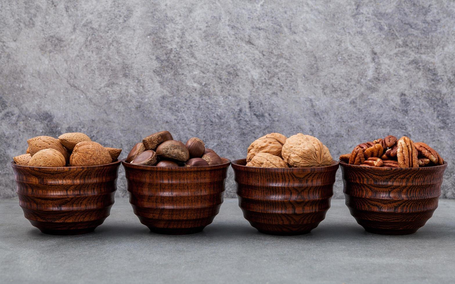 tazones de nueces en una fila foto