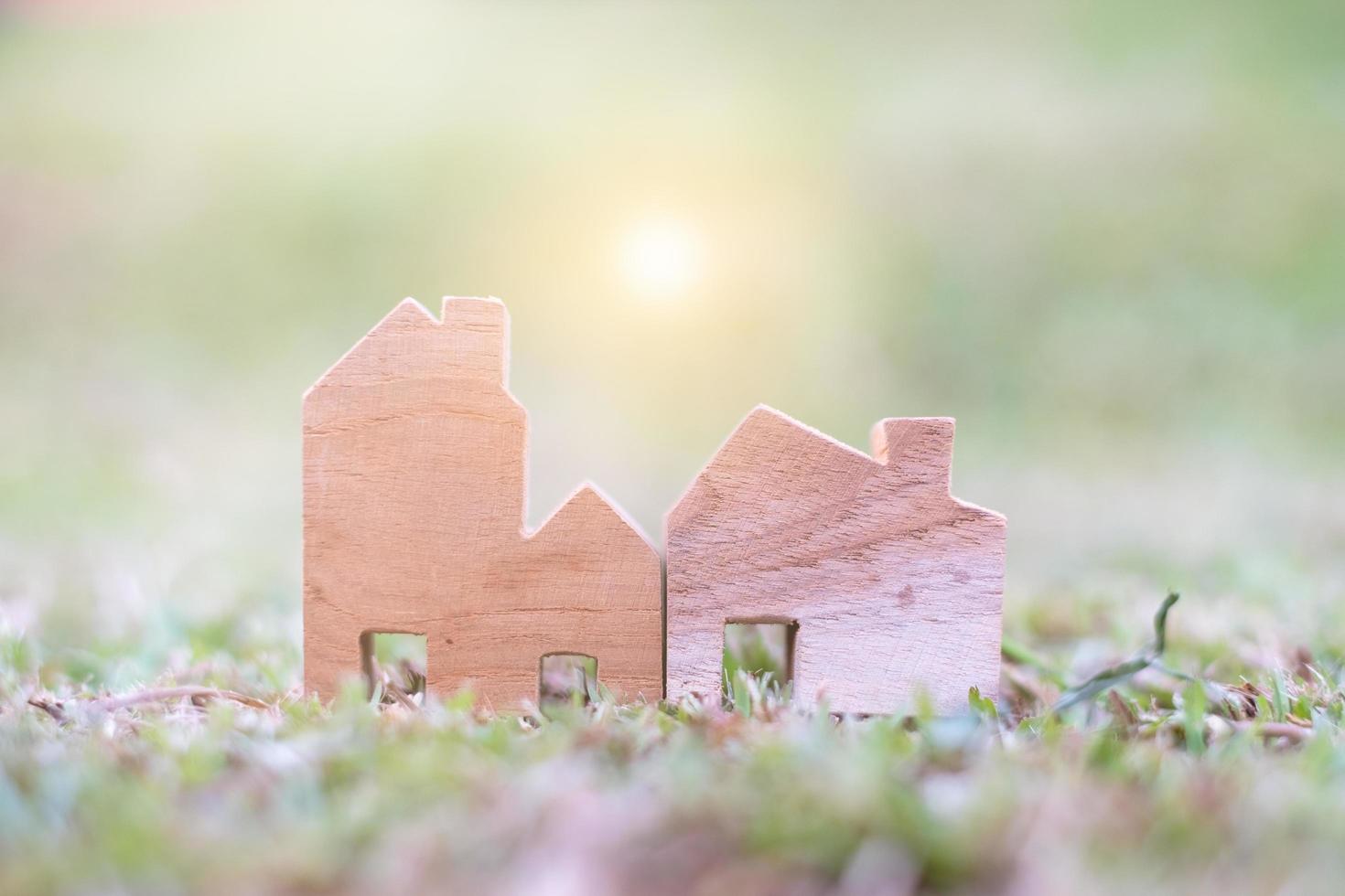 modelo de casa de madera en el suelo, la vivienda y el concepto inmobiliario foto