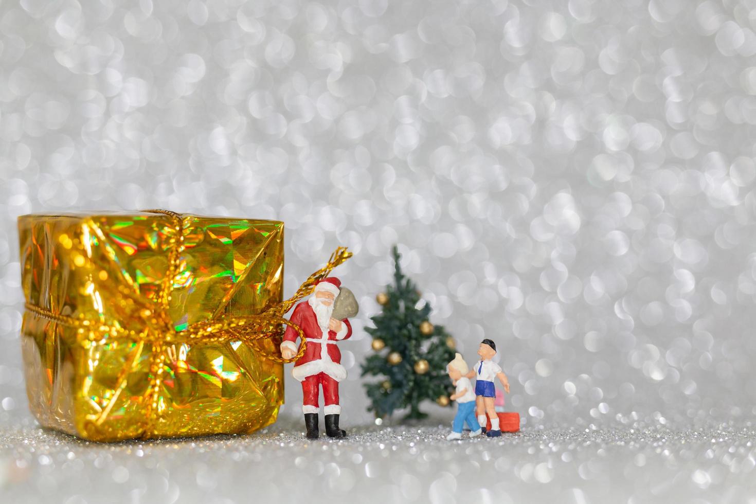 familia feliz en miniatura celebrando la navidad, navidad y feliz año nuevo concepto foto