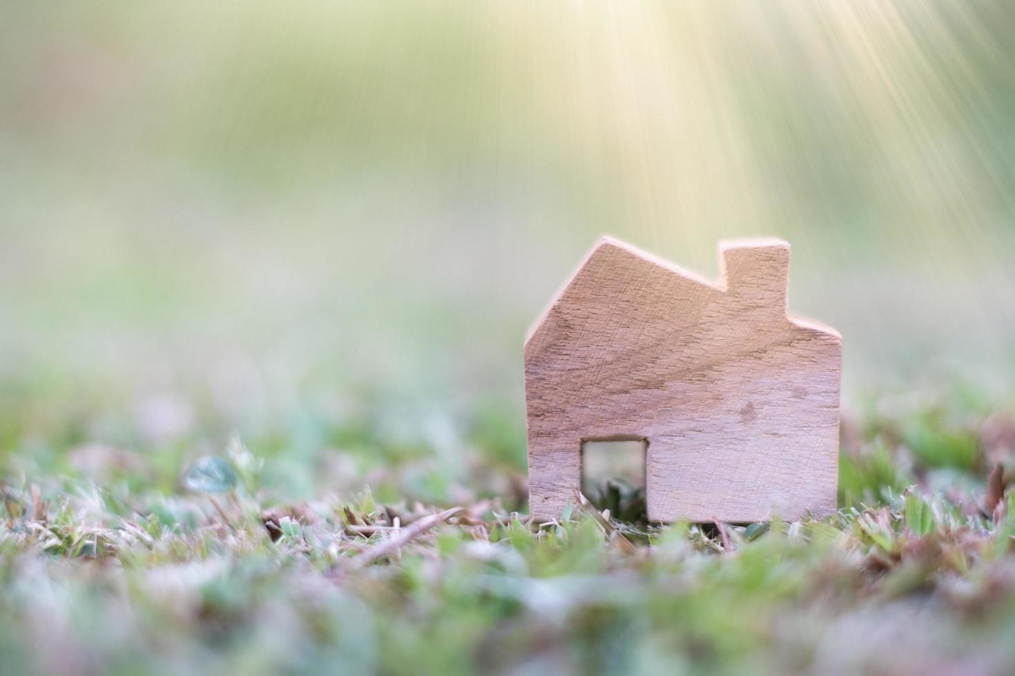 modelo de casa de madera en el suelo, la vivienda y el concepto inmobiliario foto