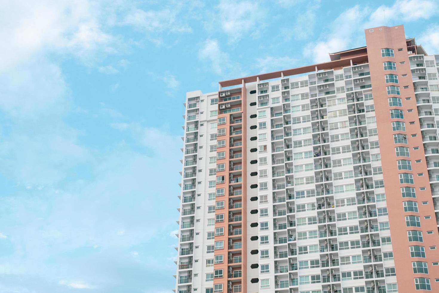 Edificios altos de condominios o apartamentos con un fondo de cielo azul foto