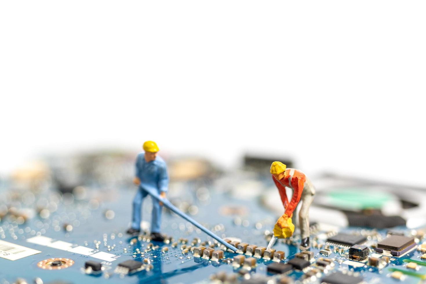 Gente en miniatura trabajando en una placa de CPU, concepto de tecnología foto