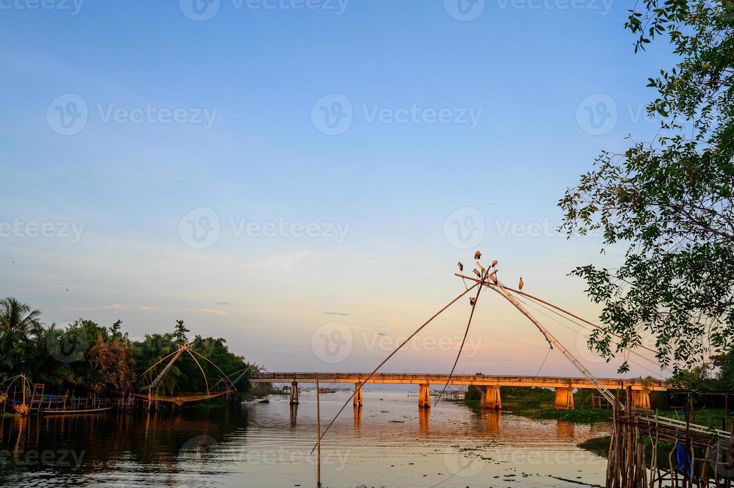 Puente al atardecer en Phatthalung, Tailandia foto